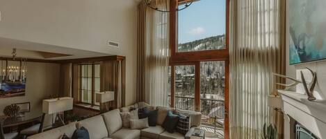 Smart-TV, Kamin, Arbeitsbereiche