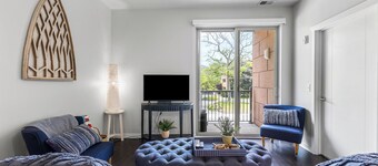 Cozy Nautical Themed 2-bedroom condo with AC in charming Traverse City.