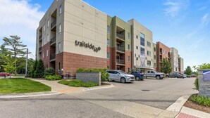 A multi-story building with a sign reading "trailside45". - Cozy Nautical Themed 2-bedroom condo with AC in charming Traverse City. (Traverse City)