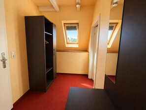 Habitación triple Confort | Escritorio, sistema de insonorización, tabla de planchar con plancha