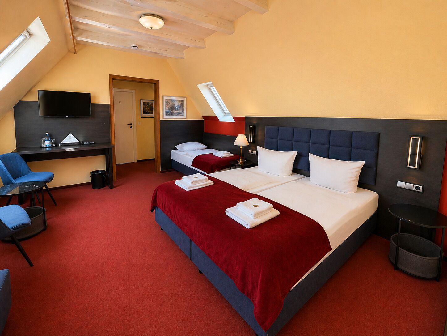 Comfort Triple Room | Desk, soundproofing, iron/ironing board, free WiFi