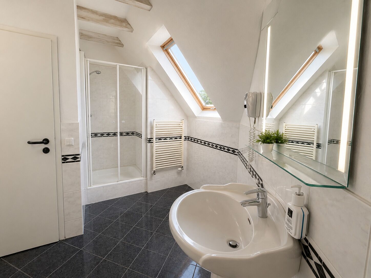 Comfort Triple Room | Bathroom | Hair dryer, towels, soap, shampoo