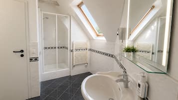 Comfort Triple Room | Bathroom