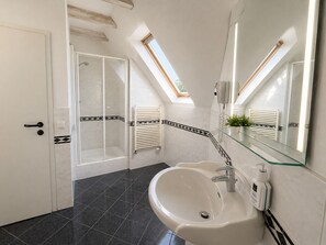 Comfort Triple Room | Bathroom | Hair dryer, towels, soap, shampoo - Hotel Schwarzenbek (Schwarzenbek)