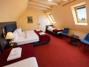 Chambre Triple Confort | Bureau, chambres insonorisées, fer et planche à repasser, Wi-Fi gratuit