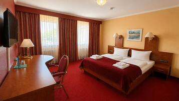 Comfort-Doppelzimmer, 2 Doppelbetten, Parkblick | Wohnbereich
