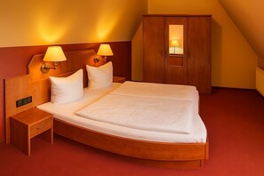 Comfort Triple Room | Desk, iron/ironing board, free WiFi - Hotel Schwarzenbek (Schwarzenbek)