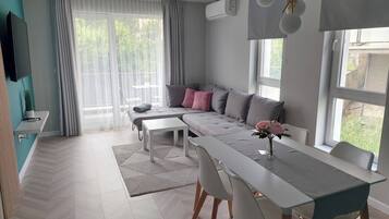 Apartment, 2 Bedrooms | Dining room