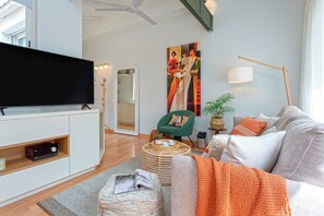 Smart TV - Stylish Penthouse with Terrace in central Malaga. Mitjana (Malaga)