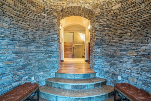 Two Trails- Luxe Ski-In/Out Retreat w/ Spa & Stunning Views