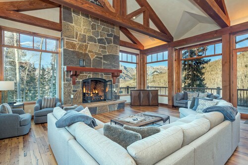 Two Trails- Luxe Ski-In/Out Retreat w/ Spa & Stunning Views