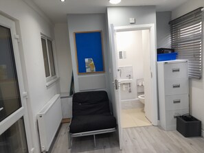 Doccia, asciugamani, carta igienica