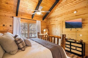 1 bedroom, desk, WiFi, bed sheets - Riverfront King Suite Cabin, Coosawattee Resort, Fire Pit, WIFI, BBQ,Hot Tub (Ellijay)
