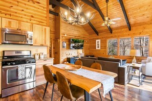 Fridge, microwave, oven, stovetop - Cozy Riverfront Cabin on Clear Water & Flat Land (Ellijay)