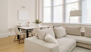 Smart TV, chimenea, libros y estéreo 