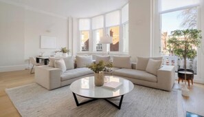 Smart TV, chimenea, libros y estéreo 