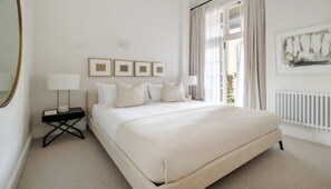 3 habitaciones, escritorio y tabla de planchar con plancha 