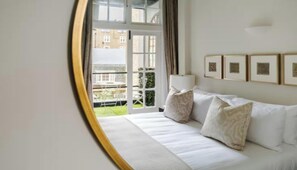 3 habitaciones, escritorio y tabla de planchar con plancha 