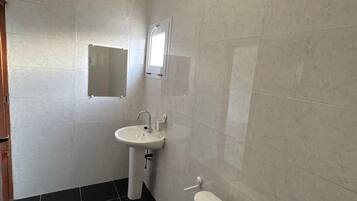 Dusj, håndklær, såpe og toalettpapir