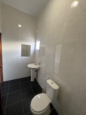 Douche, serviettes fournies, savon, papier toilette