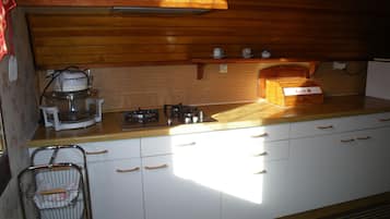 Jääkaappi, mikroaaltouuni, uuni, astianpesukone