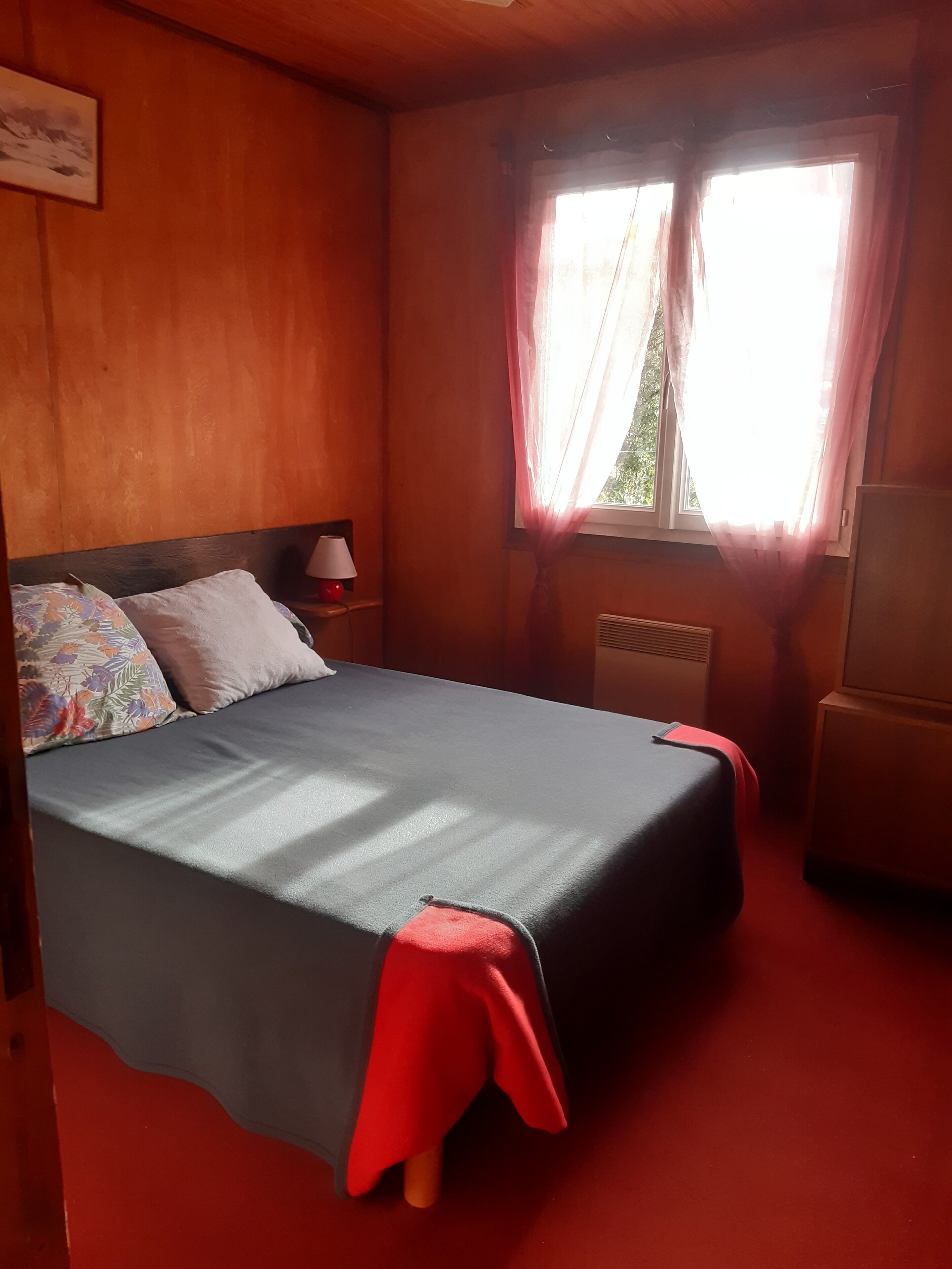 4 bedrooms, iron/ironing board, travel crib