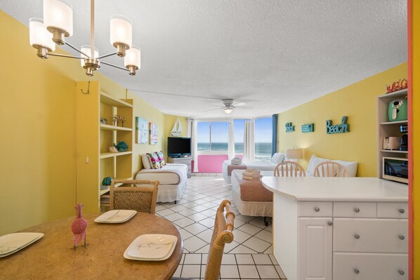 Deluxe Studio, Beach View | In-room dining