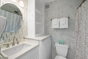 Deluxe Studio, Beach View | Bathroom