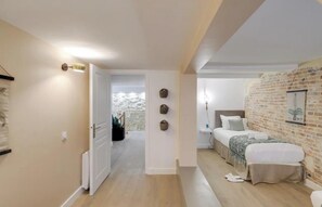 4 bedrooms, desk, iron/ironing board, free WiFi