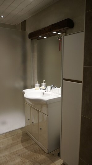 Douche, sèche-cheveux, serviettes fournies
