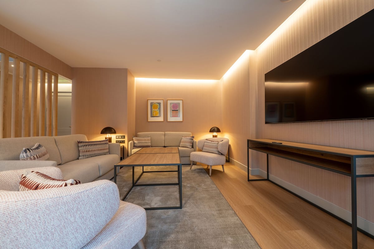 Junior-Suite, 1 Schlafzimmer | Minibar, Zimmersafe, kostenloses WLAN, Bettwäsche