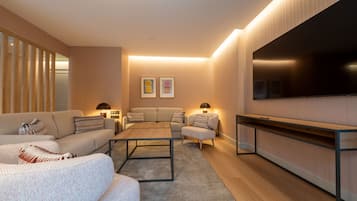 Junior Suite, 1 Bedroom | Minibar, in-room safe, free WiFi, bed sheets