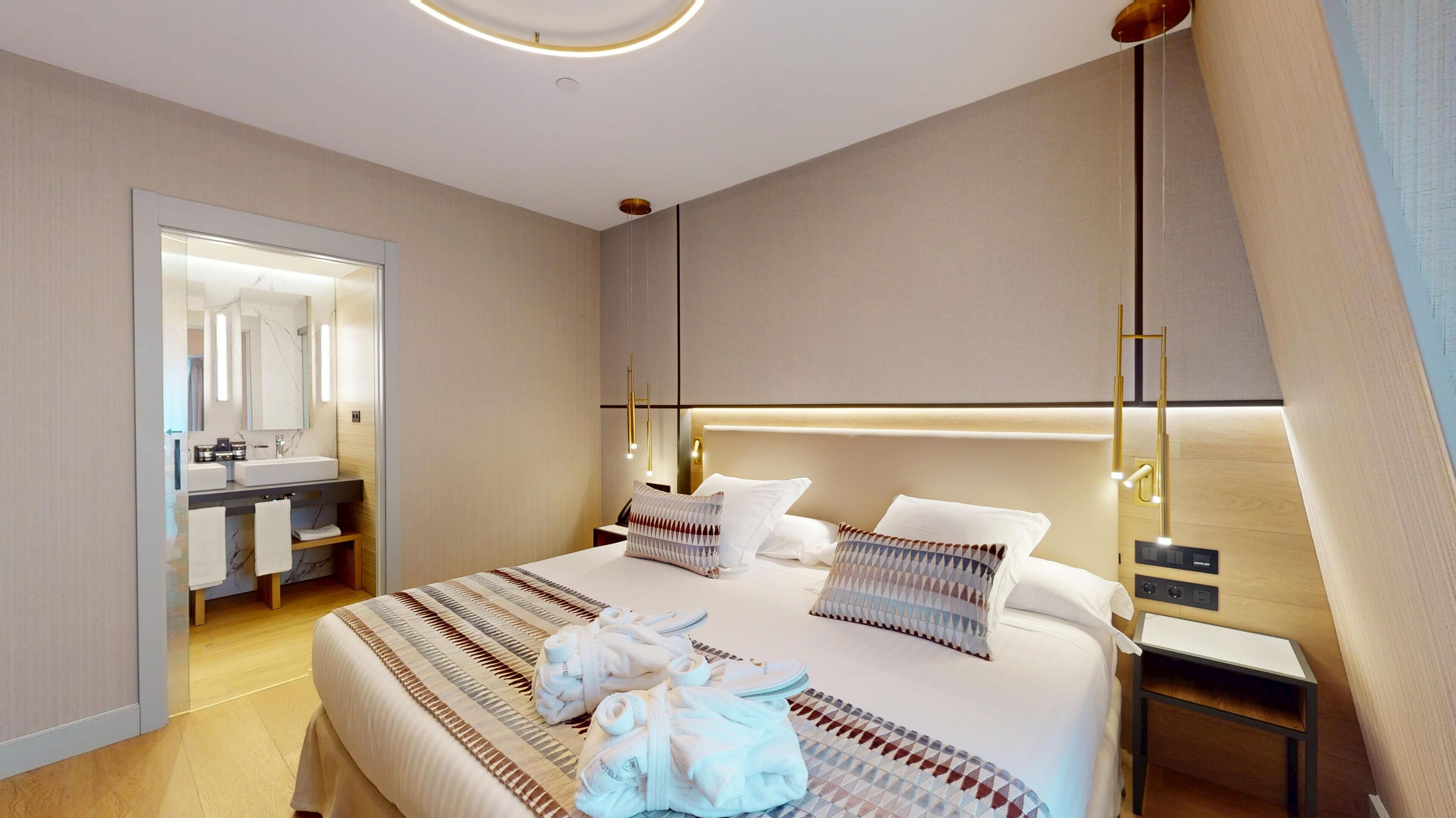 Junior Suite, 1 Bedroom | Minibar, in-room safe, desk, laptop workspace