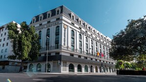 Een historisch hotel met een klassiek gevelontwerp, grote ramen en een opvallende entree.
