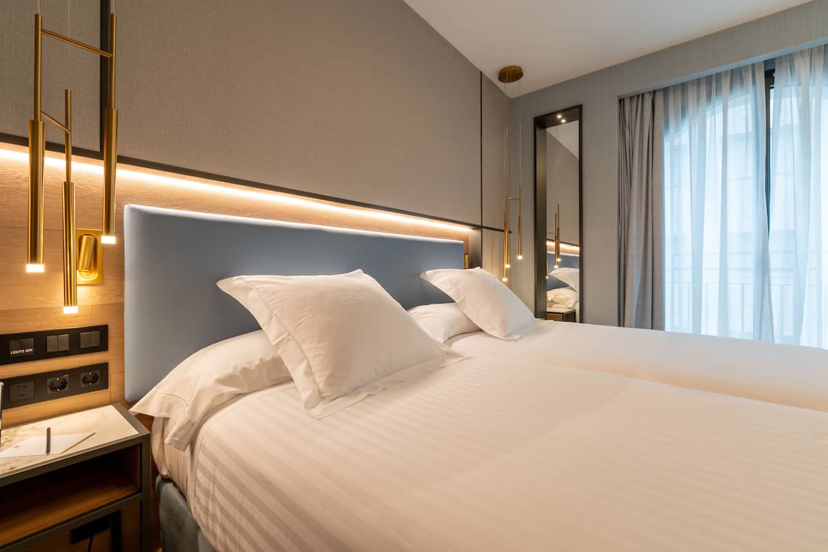 Minibar, Zimmersafe, kostenloses WLAN, Bettwäsche