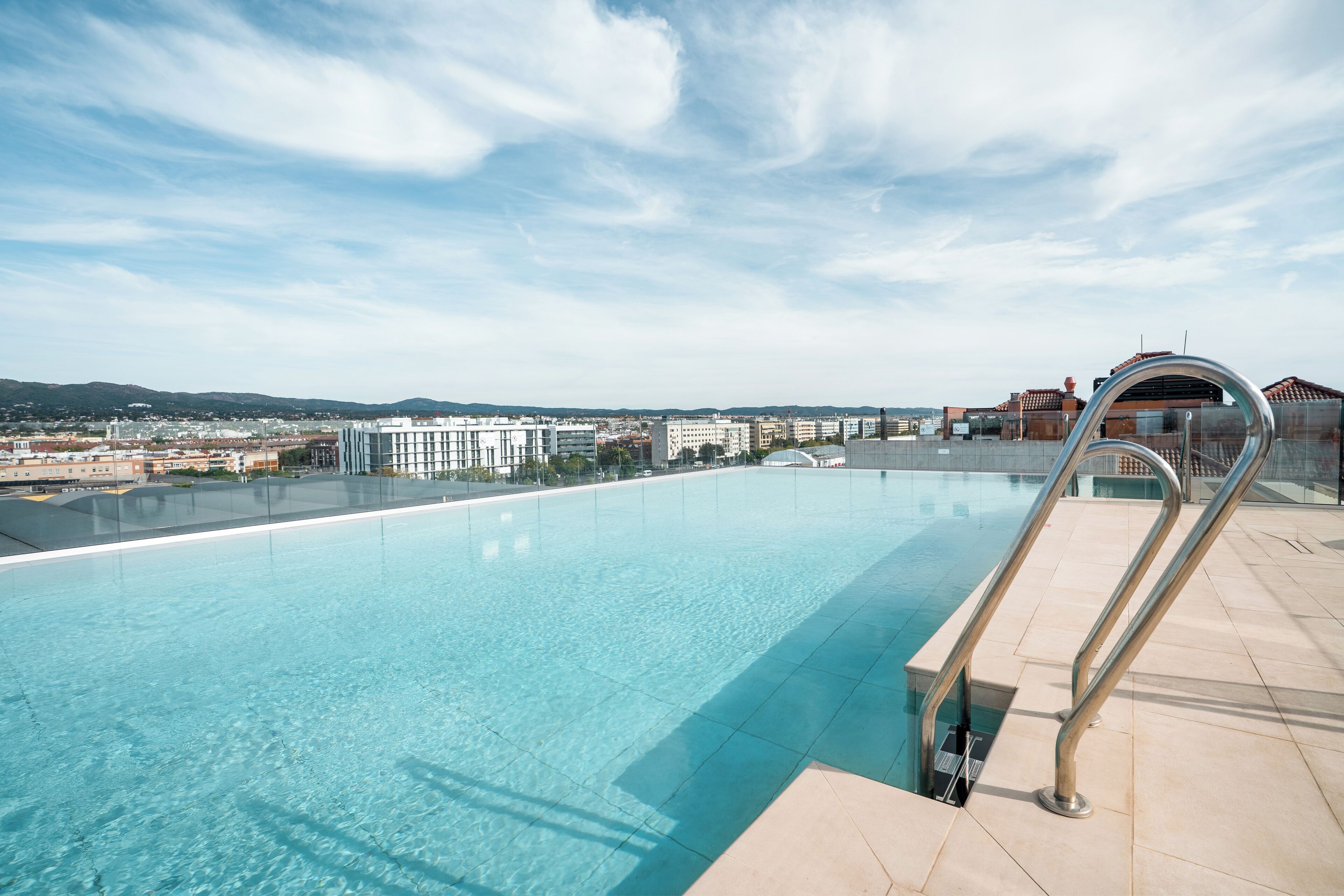 Piscine extérieure en saison, parasols, chaises longues