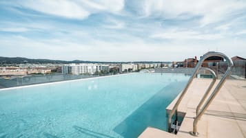 Alberca al aire libre por temporada y sombrillas en la alberca