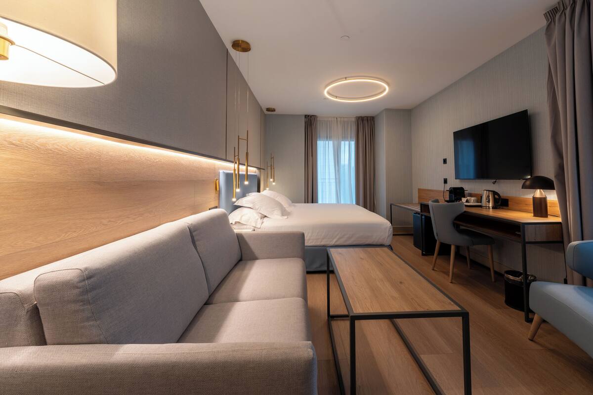 Kamer | Een minibar, een kluis op de kamer, een bureau, een laptopwerkplek