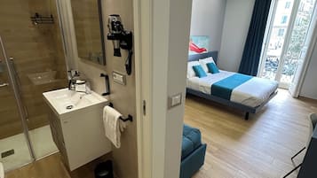 Cofres nos quartos, escrivaninha, espaço de trabalho para notebook