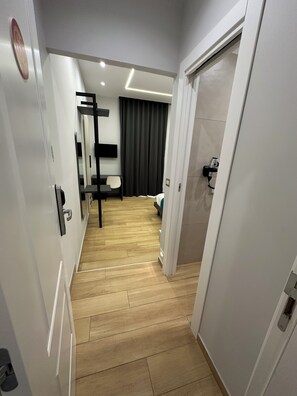 In-room safe, desk, laptop workspace, blackout curtains - Astoria Napoli Centrale (Naples)