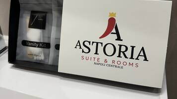 Chuveiro, secador de cabelo, chinelos, toalhas de banho