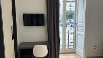 Cofres nos quartos, escrivaninha, espaço de trabalho para notebook