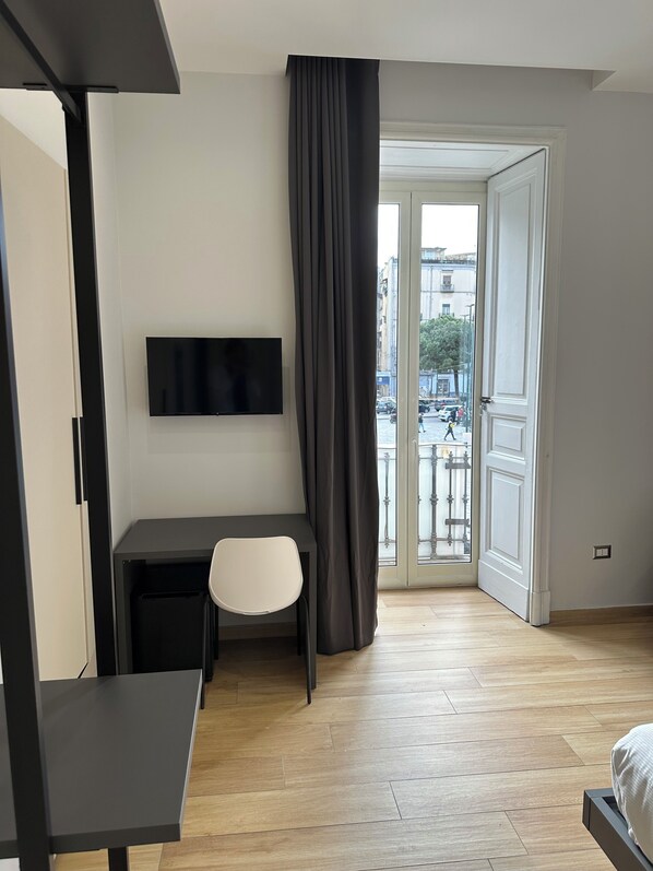 In-room safe, desk, laptop workspace, blackout drapes - Astoria Napoli Centrale (Naples)