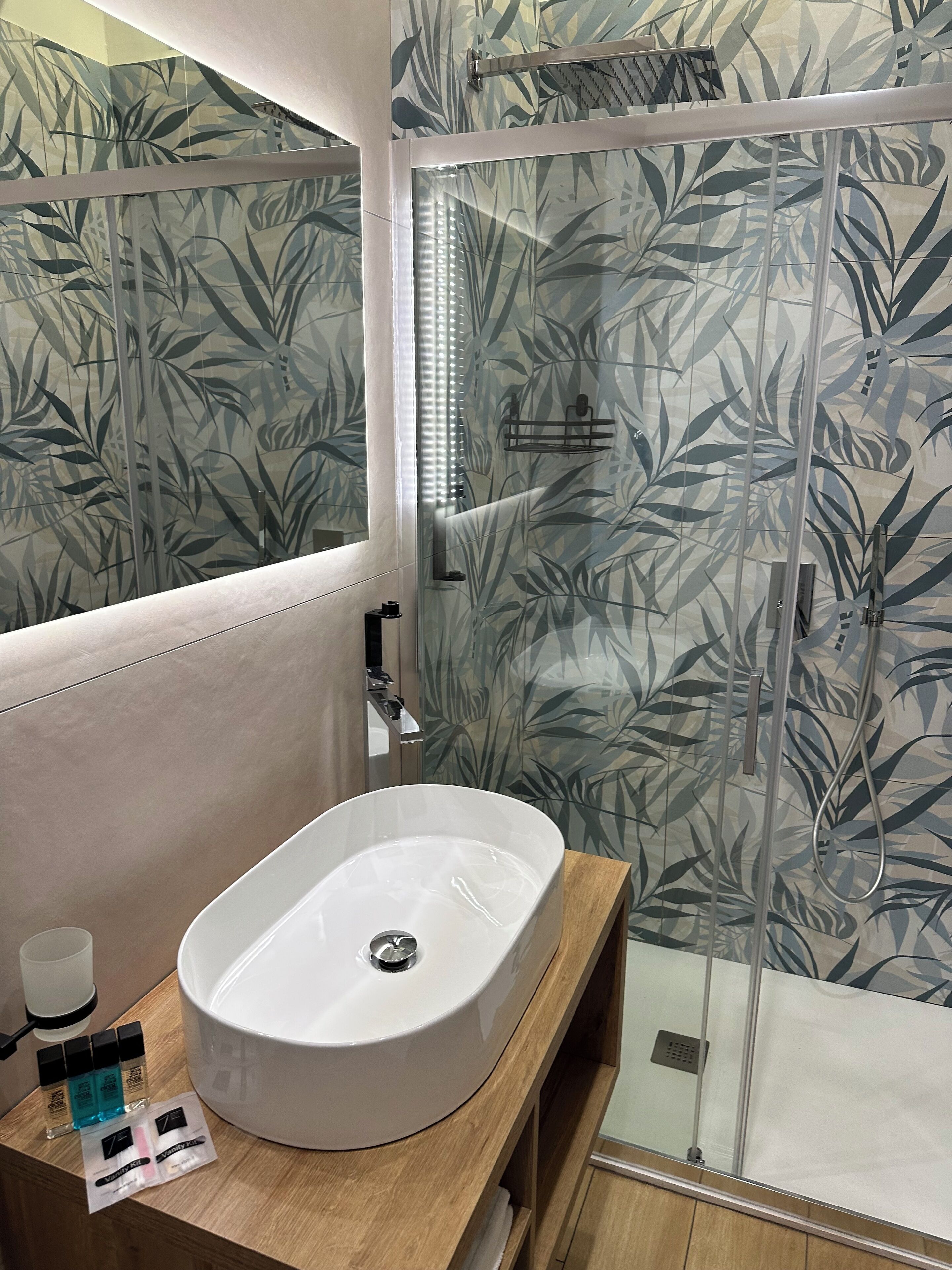 Chuveiro, secador de cabelo, chinelos, toalhas de banho