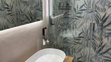 Chuveiro, secador de cabelo, chinelos, toalhas de banho