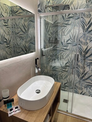 Shower, hair dryer, slippers, towels - Astoria Napoli Centrale (Naples)