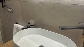 Douche, séchoir à cheveux, pantoufles, bidet
