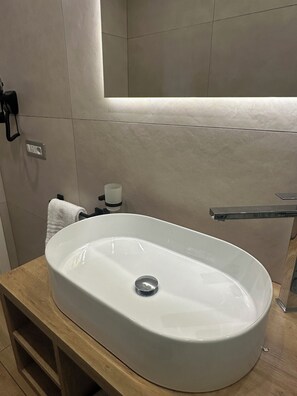Douche, séchoir à cheveux, pantoufles, serviettes fournies