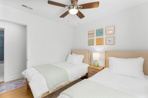 3 bedrooms, desk, iron/ironing board, WiFi - Hot Tub • Fire Pit • Nespresso • Vinyl • Peaceful & Cozy Niceville Retreat (Niceville)
