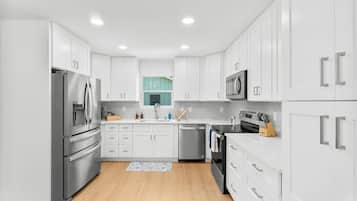 KĂŒhlschrank, Mikrowelle, Ofen, Herdplatte